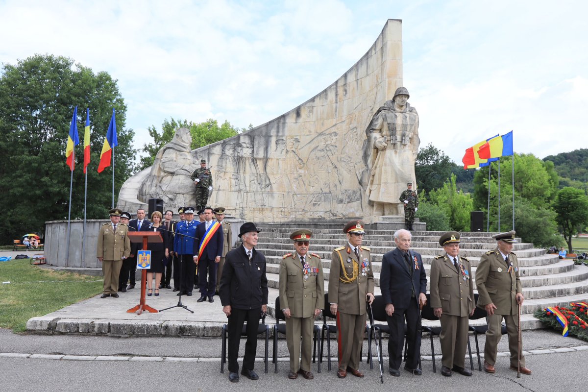 Slujiri arhiereşti la praznicul Înălţării Domnului şi cinstire pentru eroi 18127