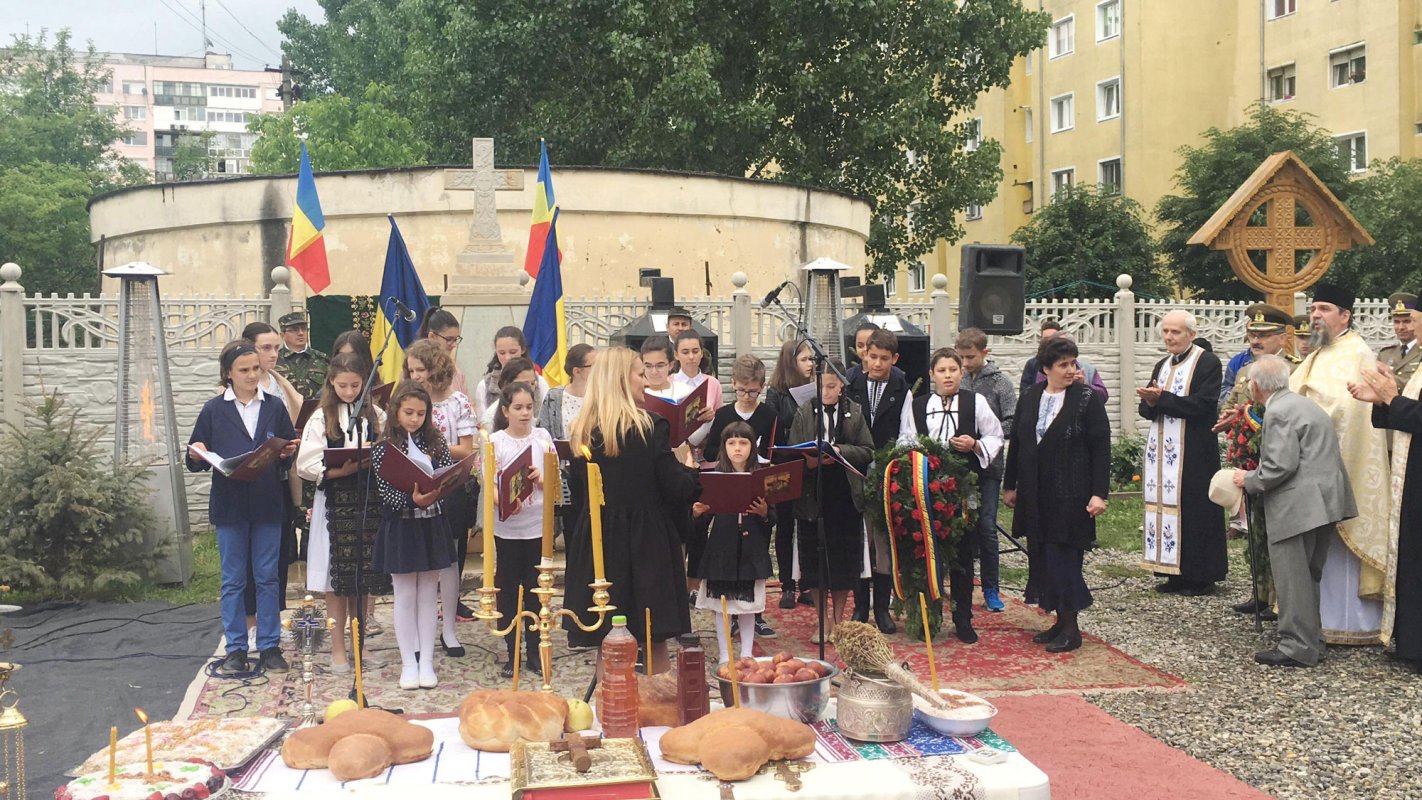 Slujiri arhiereşti la praznicul Înălţării Domnului şi cinstire pentru eroi 18128