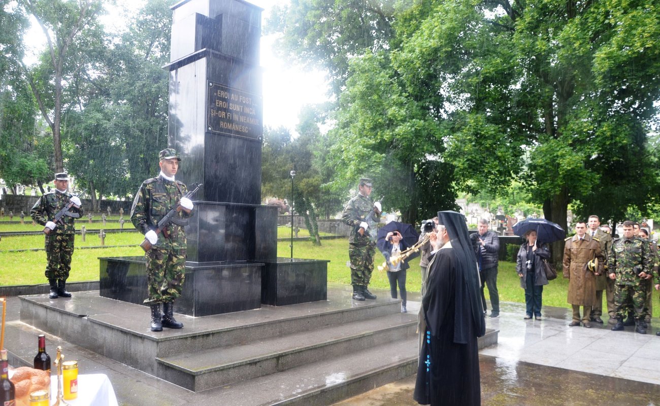 Slujiri arhiereşti la praznicul Înălţării Domnului şi cinstire pentru eroi 18129