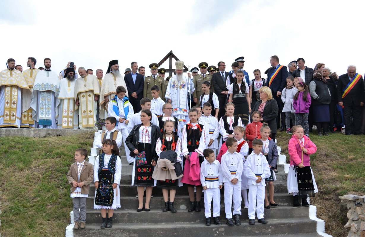 Slujiri arhiereşti la praznicul Înălţării Domnului şi cinstire pentru eroi 18130