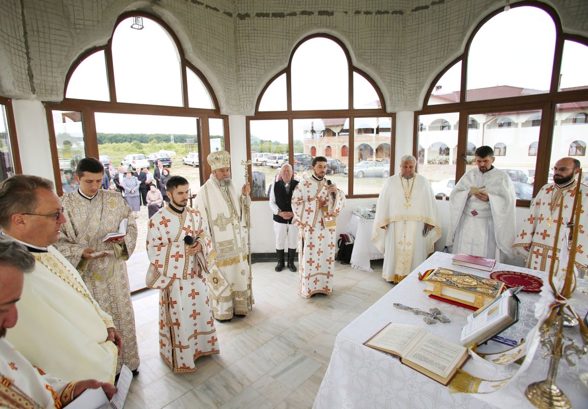 Slujiri arhiereşti la praznicul Înălţării Domnului şi cinstire pentru eroi 18132