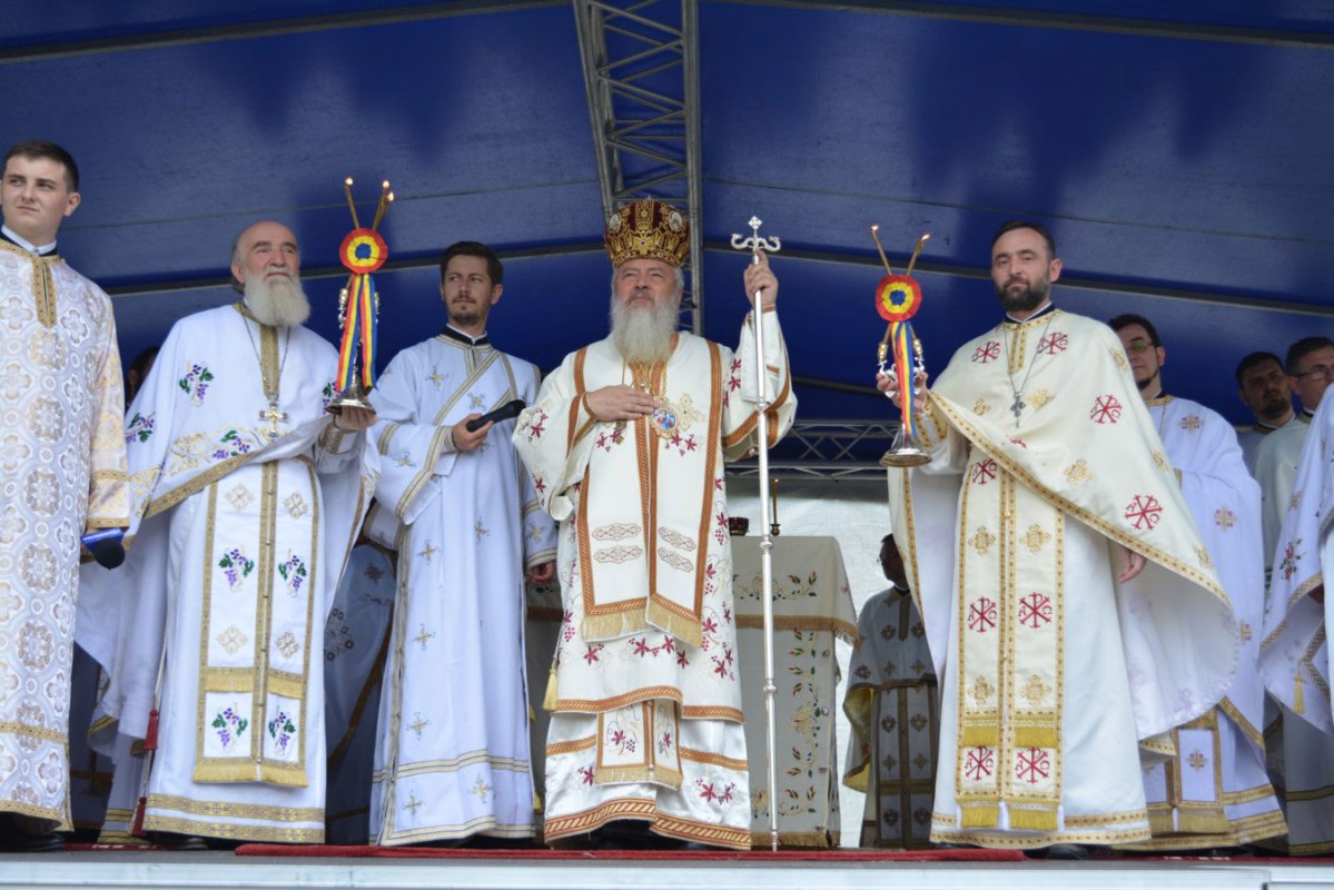 Slujiri arhierești în Duminica a șaptea după Paști 17961