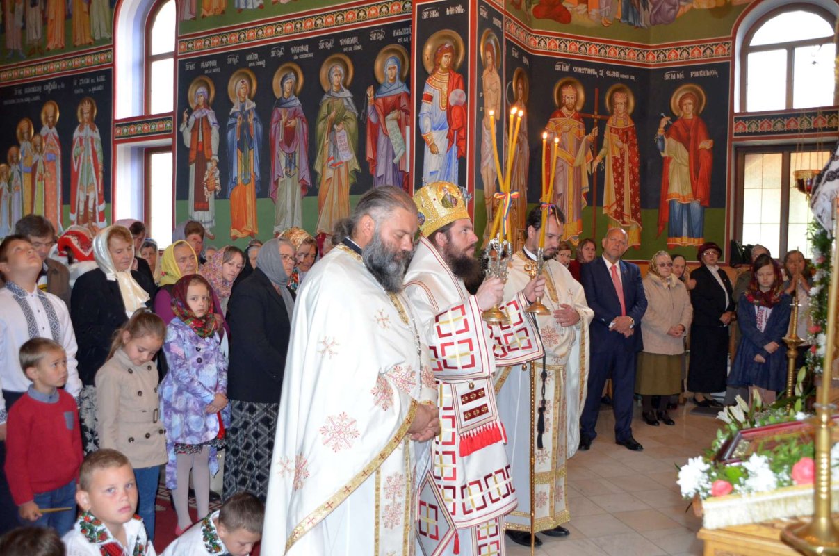 10 ani de la sfinţirea Bisericii „Sfânta Parascheva“ din Rădăuţi 17879