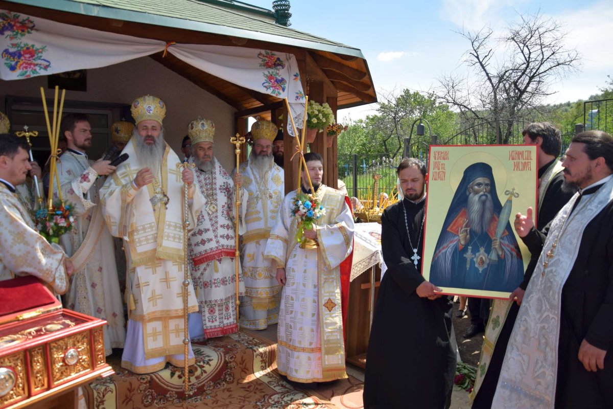 IPS Teofan: „Avea credinţă în Dumnezeu, iubea Biserica Ortodoxă, iubea cântarea de la strană, îi iubea pe săraci“ 17875