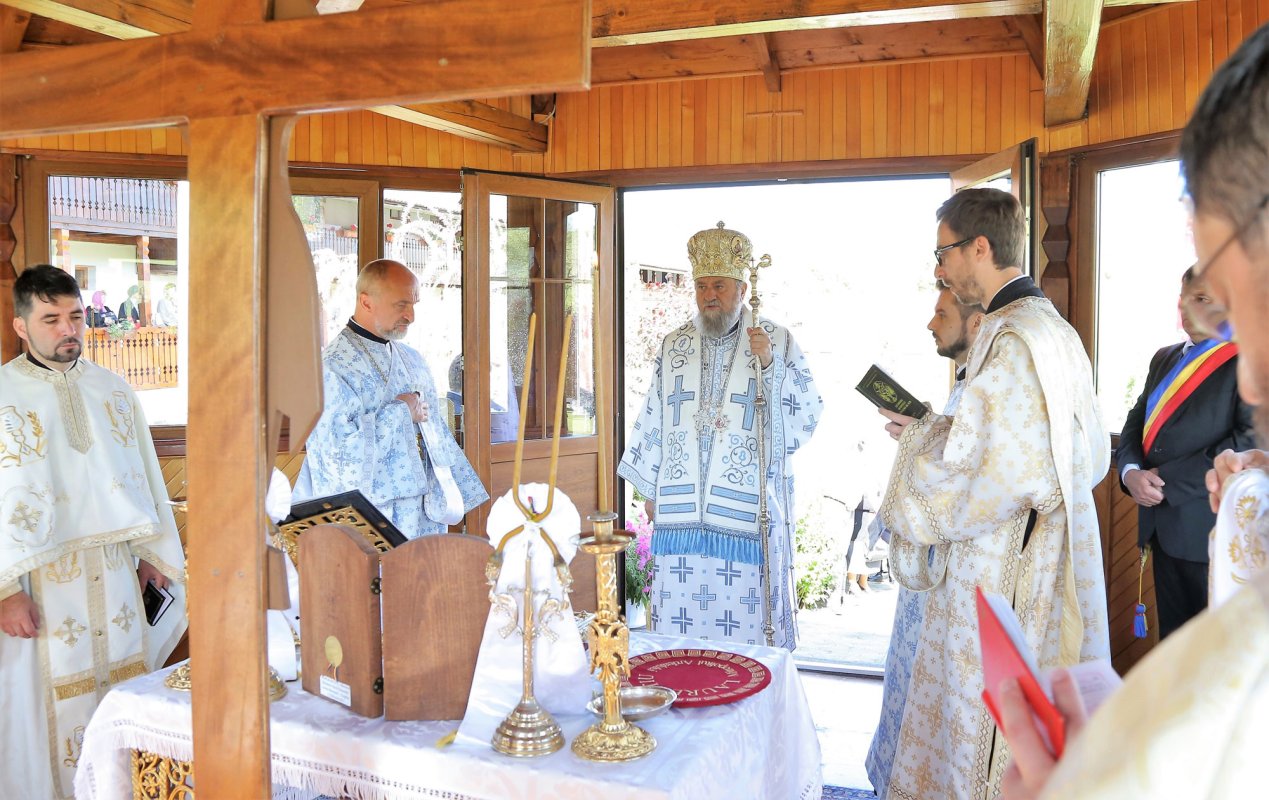 Slujiri arhierești de Sfinții Împărați Constantin și Elena 17888