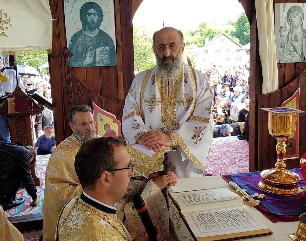 Slujiri arhierești de Sfinții Împărați Constantin și Elena 17889