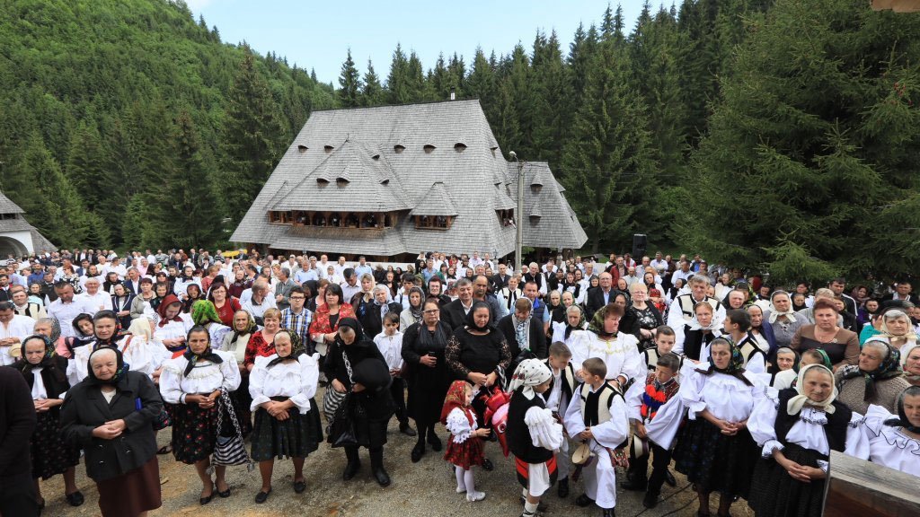 Slujiri arhierești de Sfinții Împărați Constantin și Elena 17890