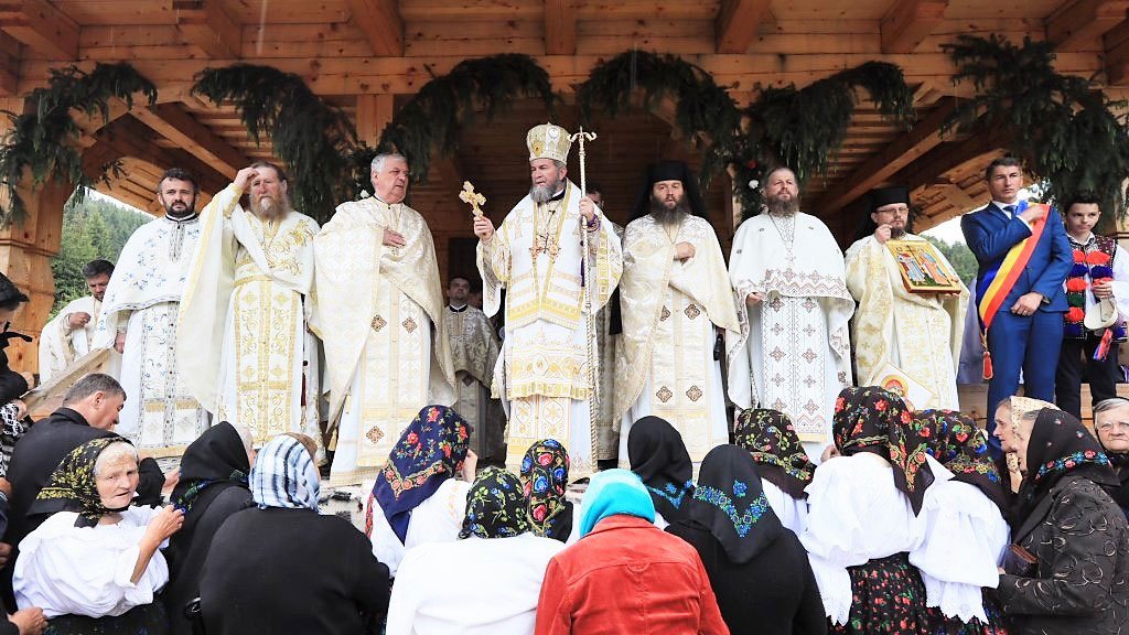 Slujiri arhierești de Sfinții Împărați Constantin și Elena 17891