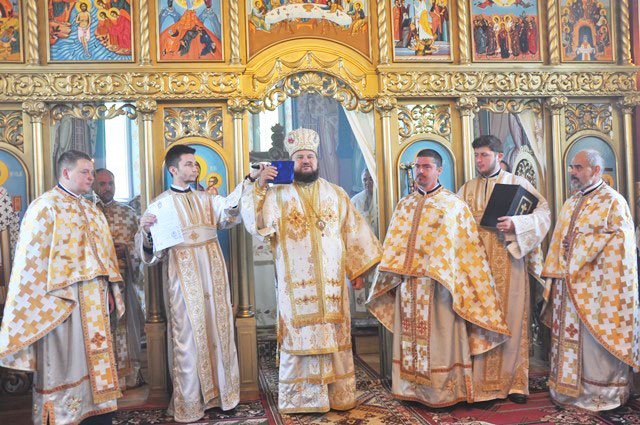 Slujiri arhierești de Sfinții Împărați Constantin și Elena 17894