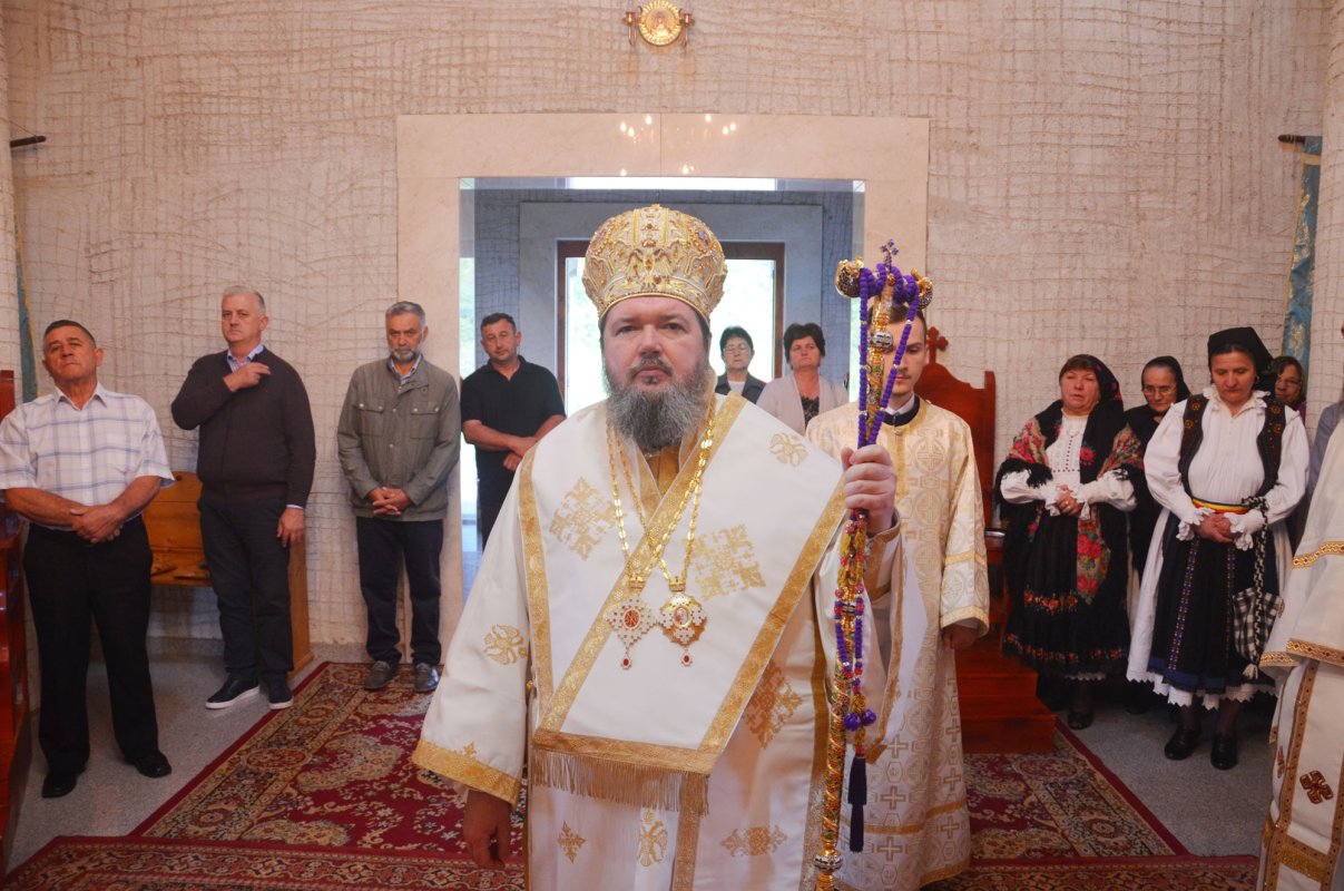 Slujiri arhierești de Sfinții Împărați Constantin și Elena 17895