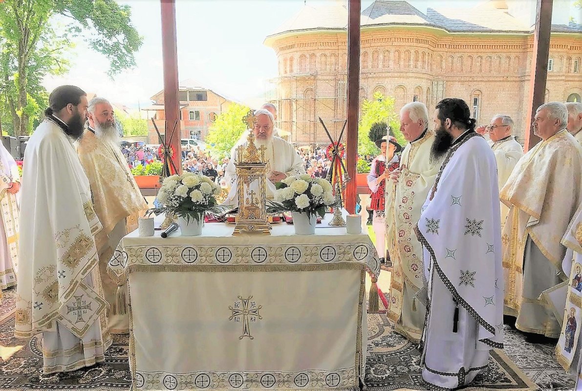 Slujiri arhierești de Sfinții Împărați Constantin și Elena 17896