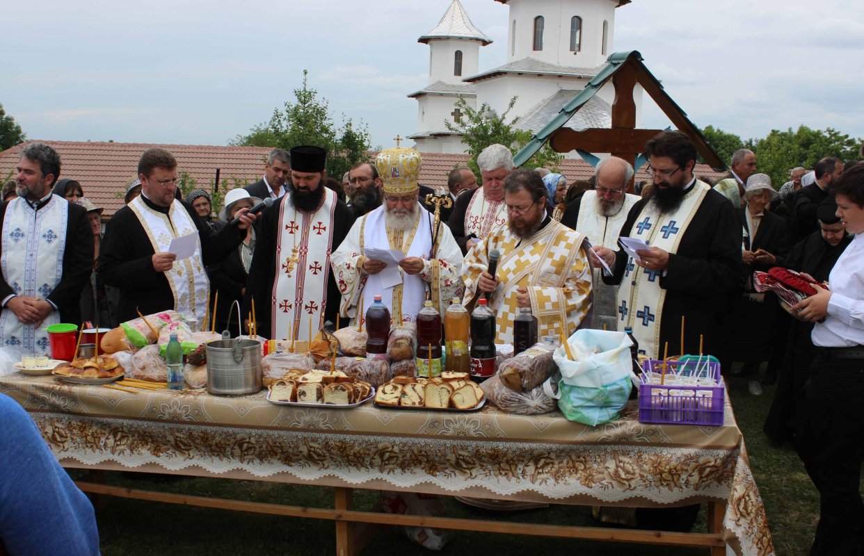 Slujiri arhierești de Sfinții Împărați Constantin și Elena 17897