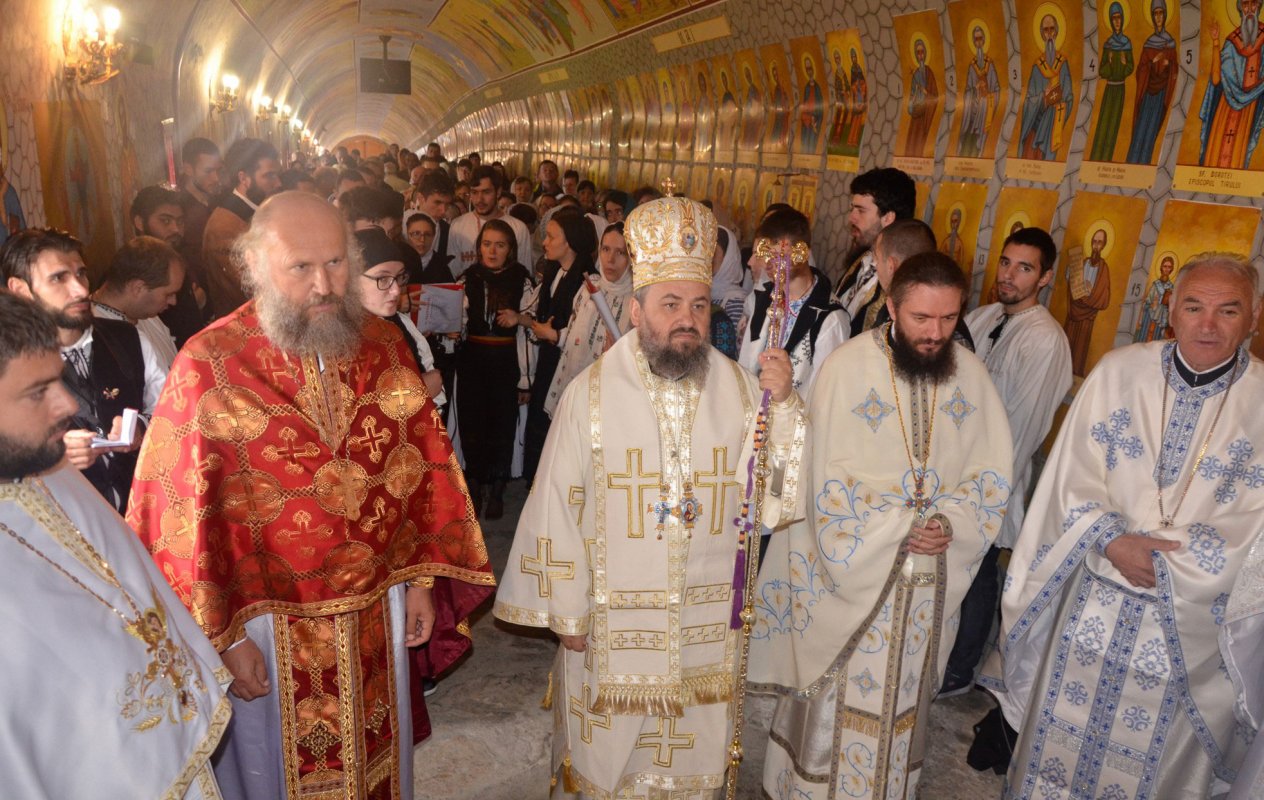 Slujiri arhierești de Sfinții Împărați Constantin și Elena 17898