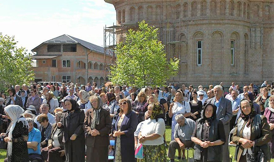 Slujiri arhierești de Sfinții Împărați Constantin și Elena 17900