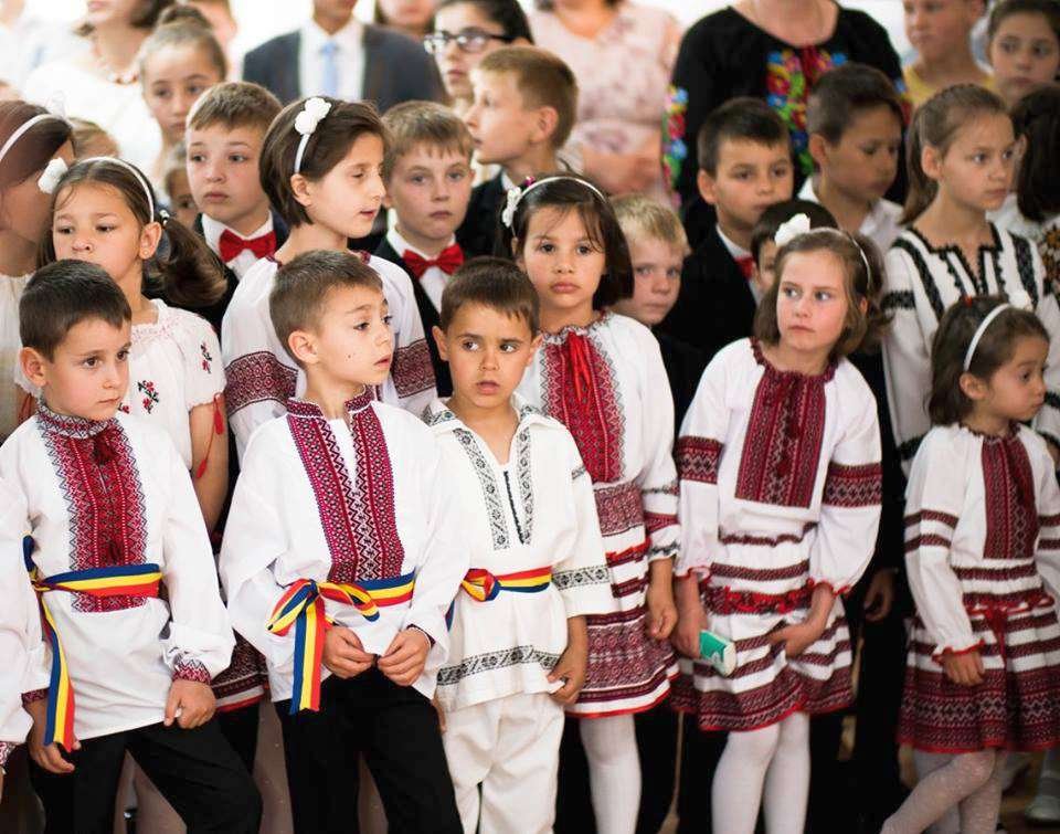 Horă a unirii artelor la Aşezământul de Copii „Sfântul Leontie de la Rădăuţi“ 17802