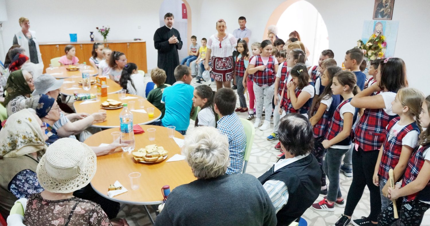 Activitate socială cu copii şi vârstnici la Deva 17651