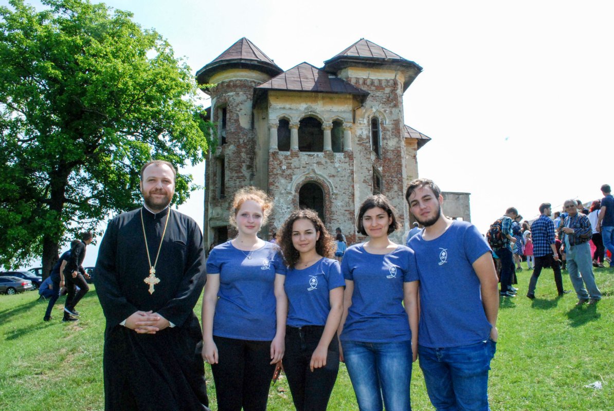 „Tinerii Bisericii - voluntari pentru Hristos” 17654