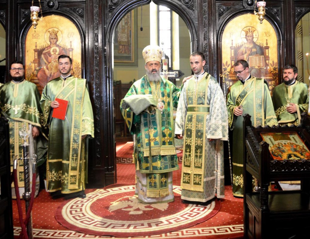 Slujiri arhiereşti la praznicul Pogorârii Sfântului Duh 17542