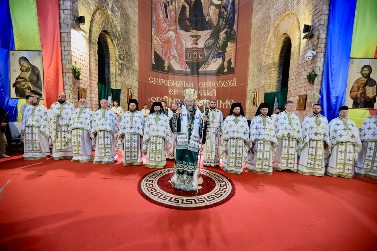 Slujiri arhiereşti la praznicul Pogorârii Sfântului Duh 17543