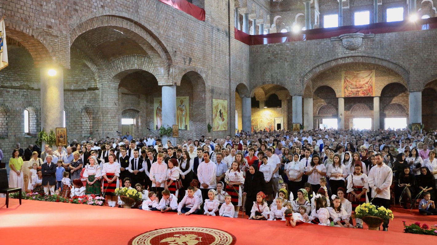 Slujiri arhiereşti la praznicul Pogorârii Sfântului Duh 17544