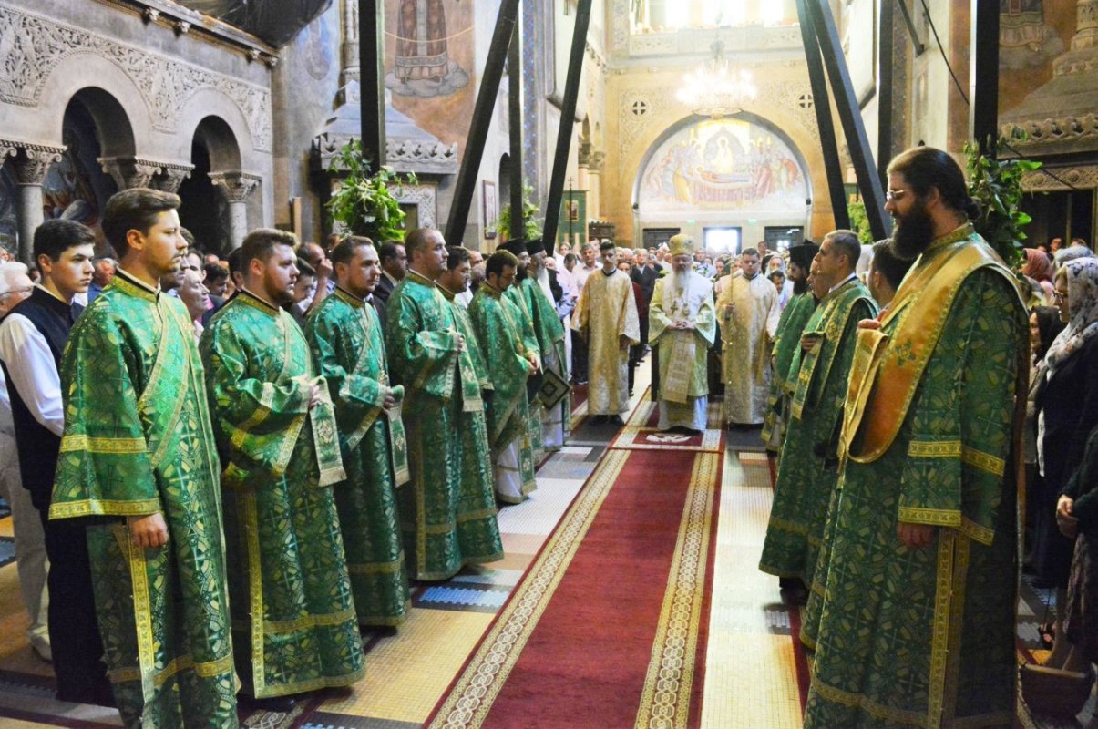 Slujiri arhiereşti la praznicul Pogorârii Sfântului Duh 17545