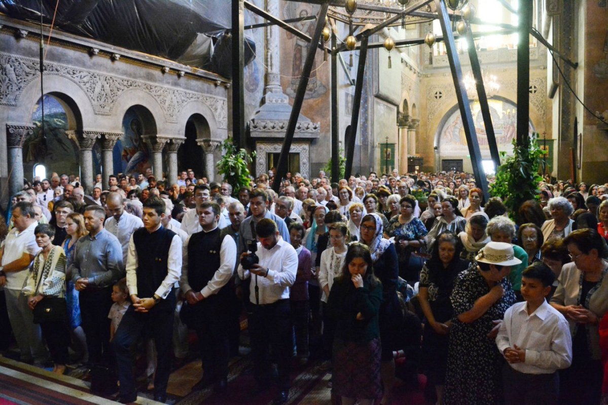 Slujiri arhiereşti la praznicul Pogorârii Sfântului Duh 17546