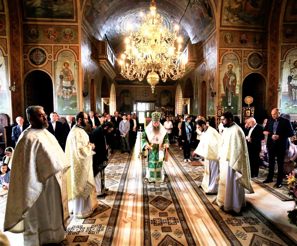 Slujiri arhiereşti la praznicul Pogorârii Sfântului Duh 17547