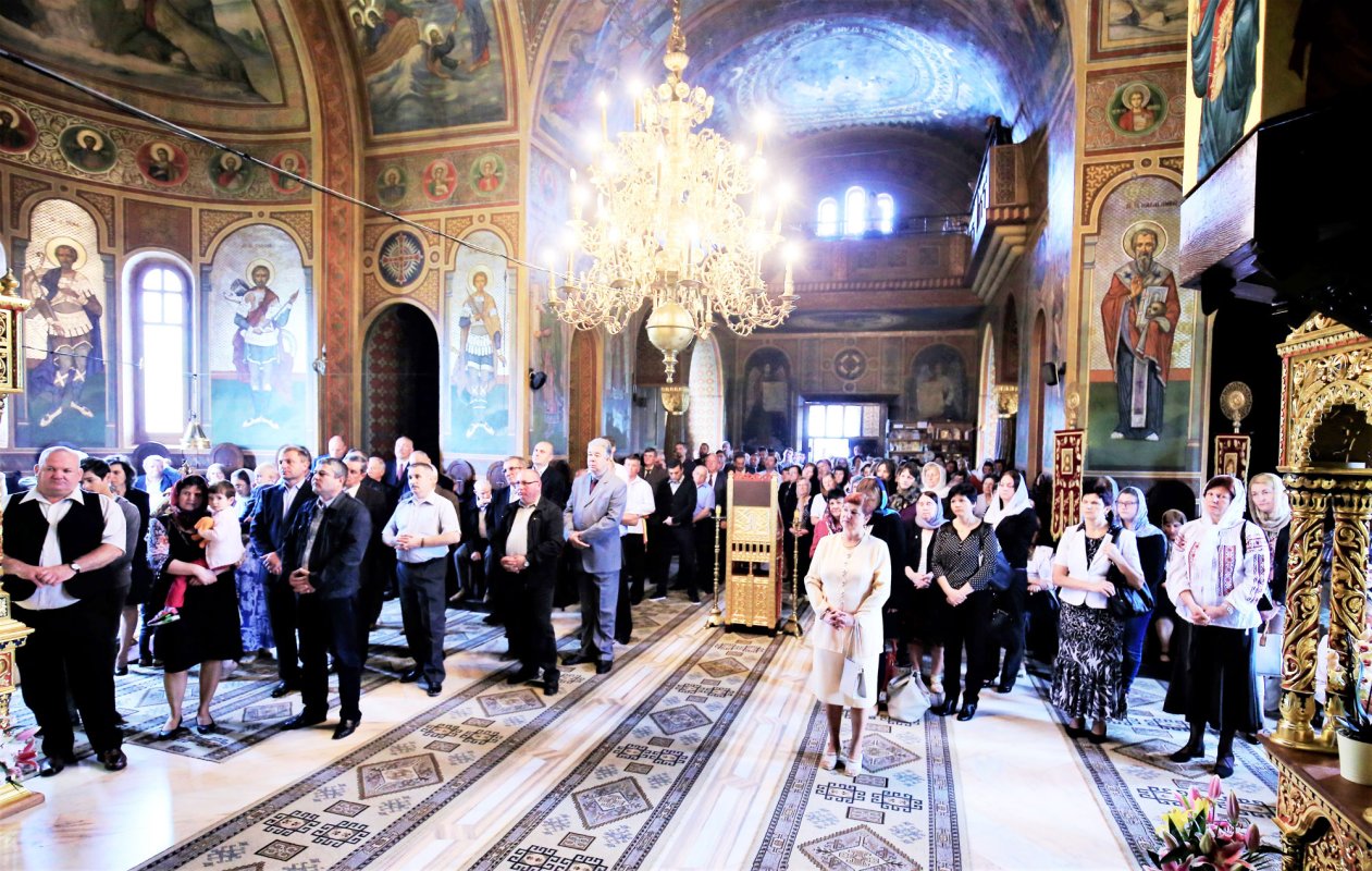 Slujiri arhiereşti la praznicul Pogorârii Sfântului Duh 17548