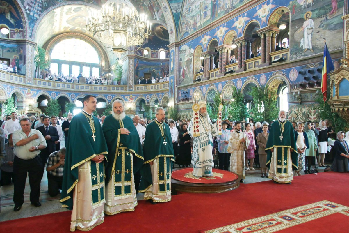 Slujiri arhiereşti la praznicul Pogorârii Sfântului Duh 17549