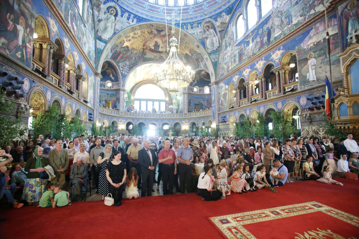 Slujiri arhiereşti la praznicul Pogorârii Sfântului Duh 17550