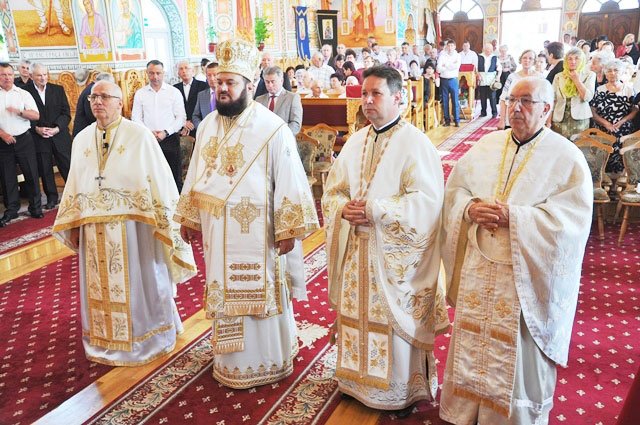 Slujiri arhiereşti la praznicul Pogorârii Sfântului Duh 17551