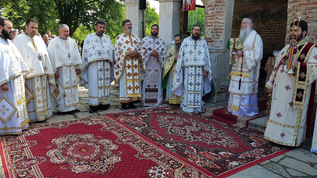 Două locaşuri de închinare istorice, în haină de sărbătoare 17464