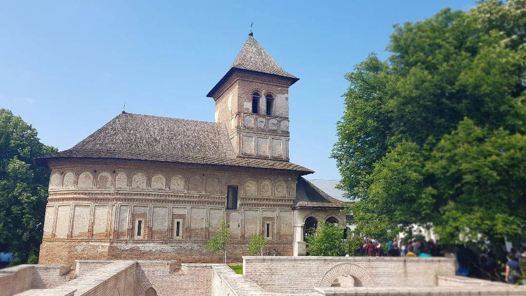 Două locaşuri de închinare istorice, în haină de sărbătoare 17466