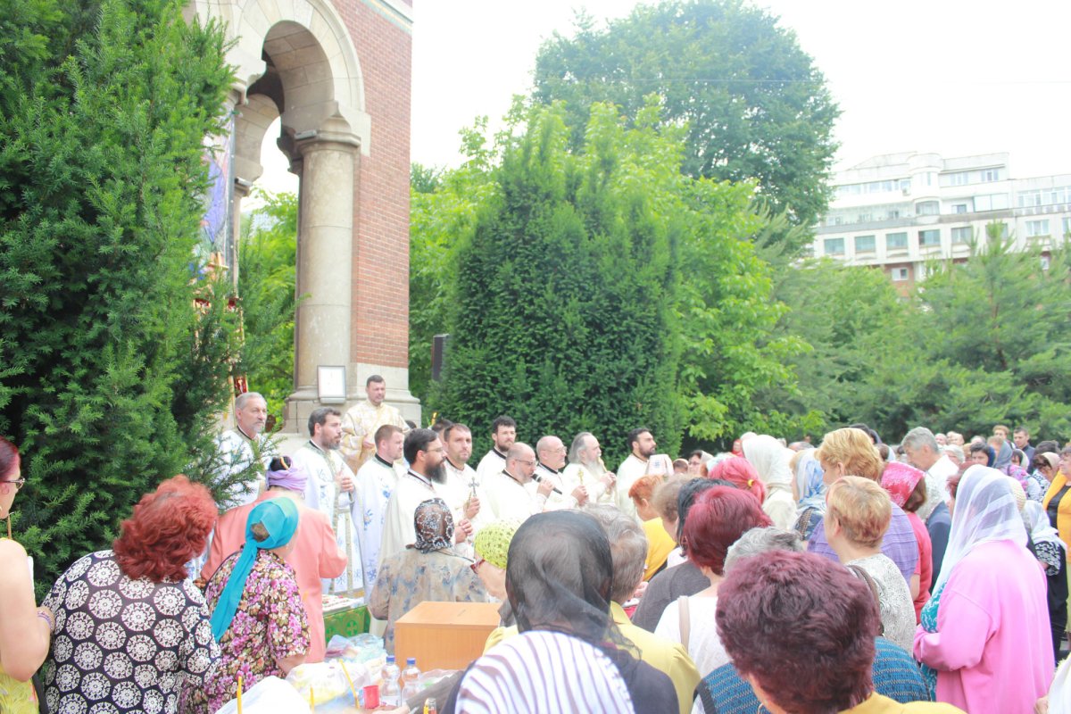 Două locaşuri de închinare istorice, în haină de sărbătoare 17468