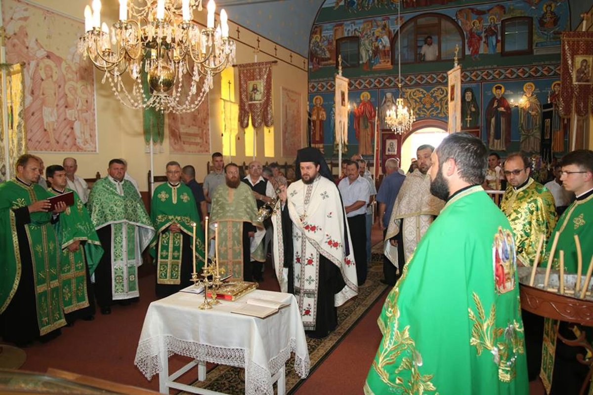 Praznicul Sfintei Treimi în parohiile arădene 17479