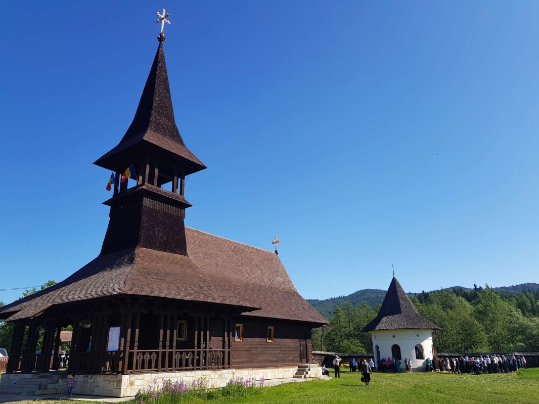 Sfânta Treime cinstită la „Cerdacul Maicii Domnului“ 17441