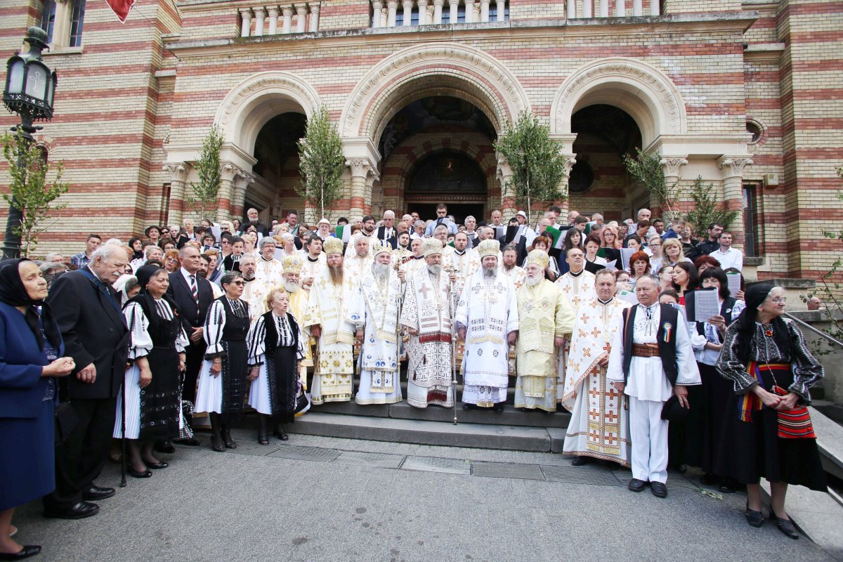 Slujiri arhiereşti de Sfânta Treime 17452