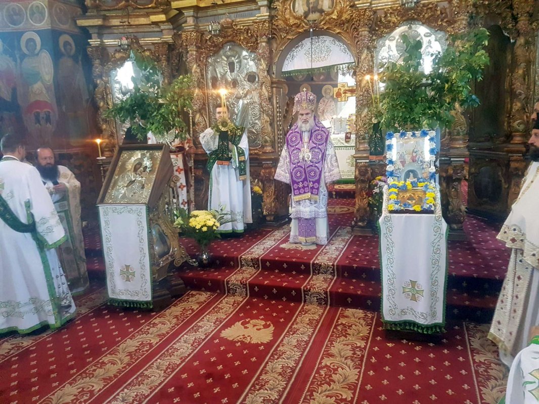 Liturghie baptismală la Catedrala Arhiepiscopală din Roman 17374