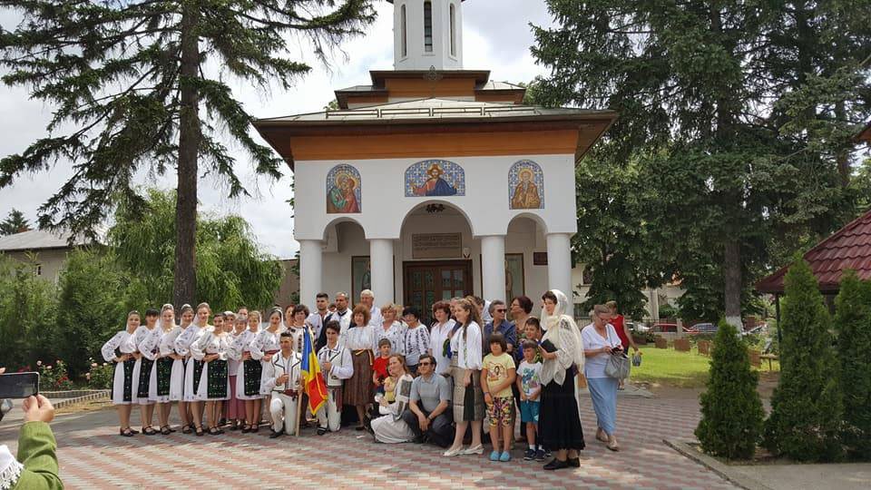Credincioşii Parohiei Harşu au îmbrăcat ia oltenească la Sfânta Liturghie 17235