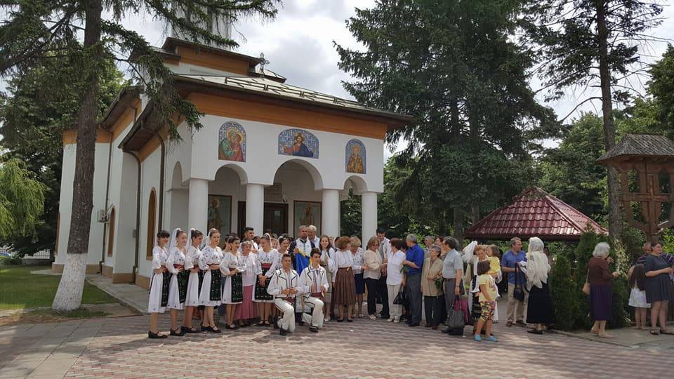 Credincioşii Parohiei Harşu au îmbrăcat ia oltenească la Sfânta Liturghie 17236