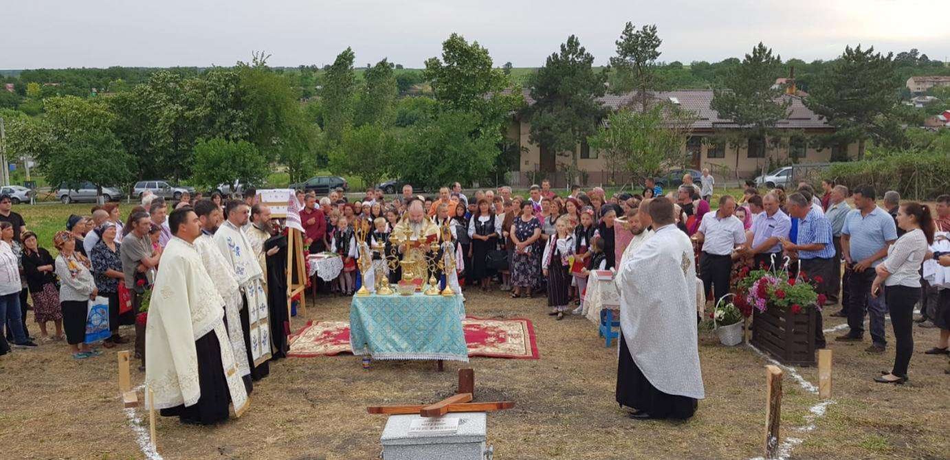 Slujbe arhiereşti în trei protopopiate din Moldova 17199