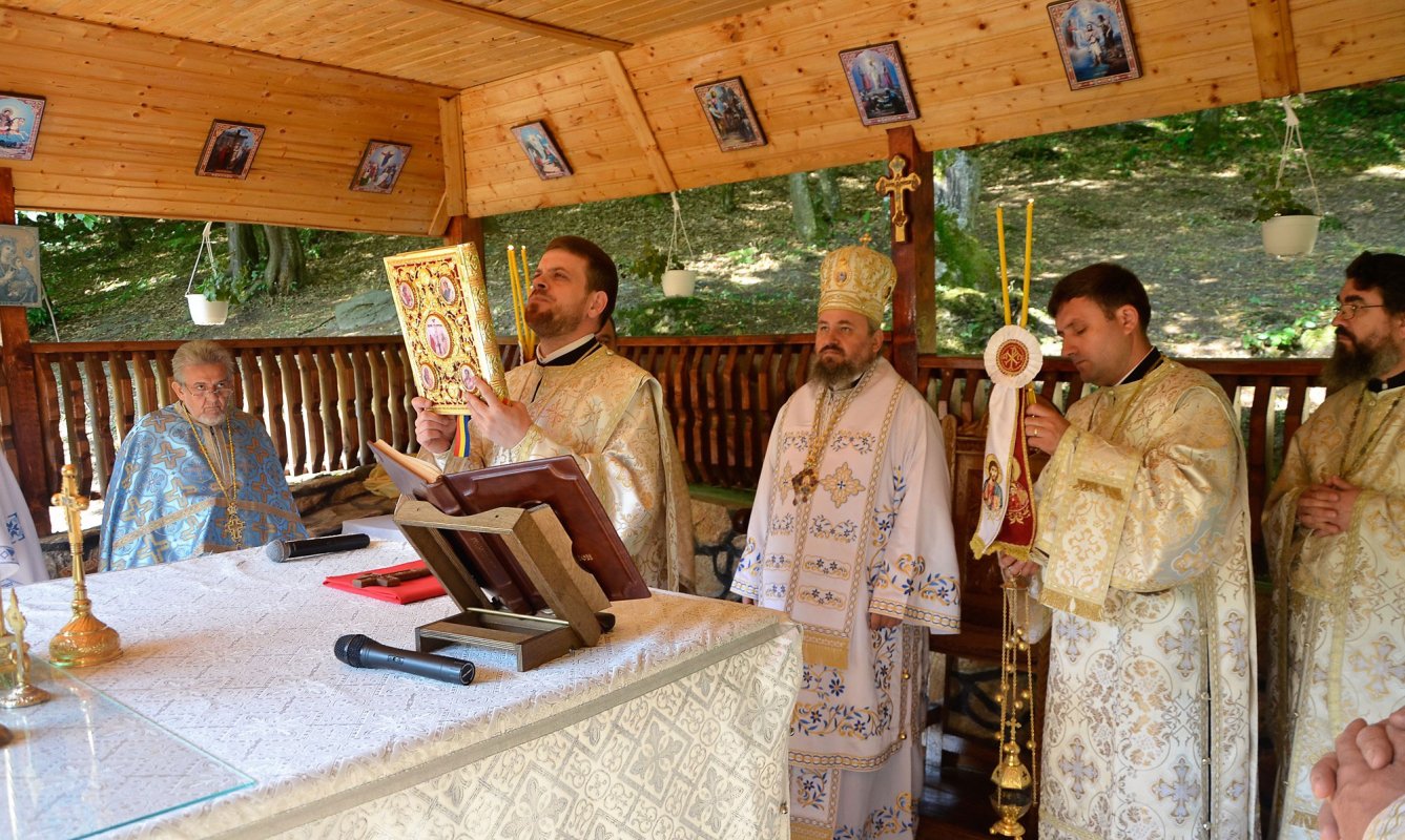 Slujiri arhierești în Duminica Tuturor Sfinților 17224