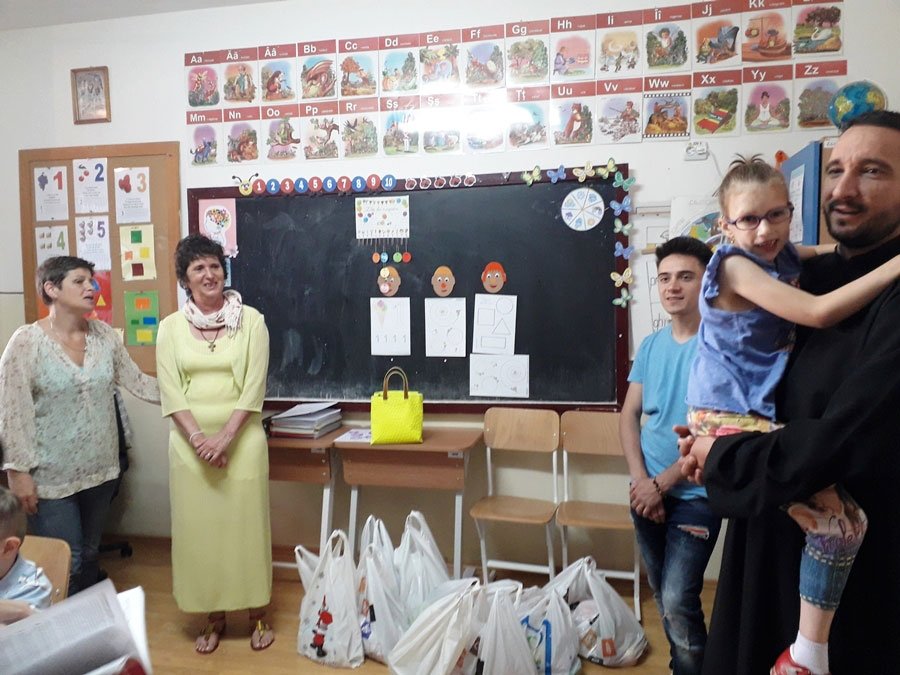 Acțiuni filantropice pentru copii şi părinţi, la Brașov 17139