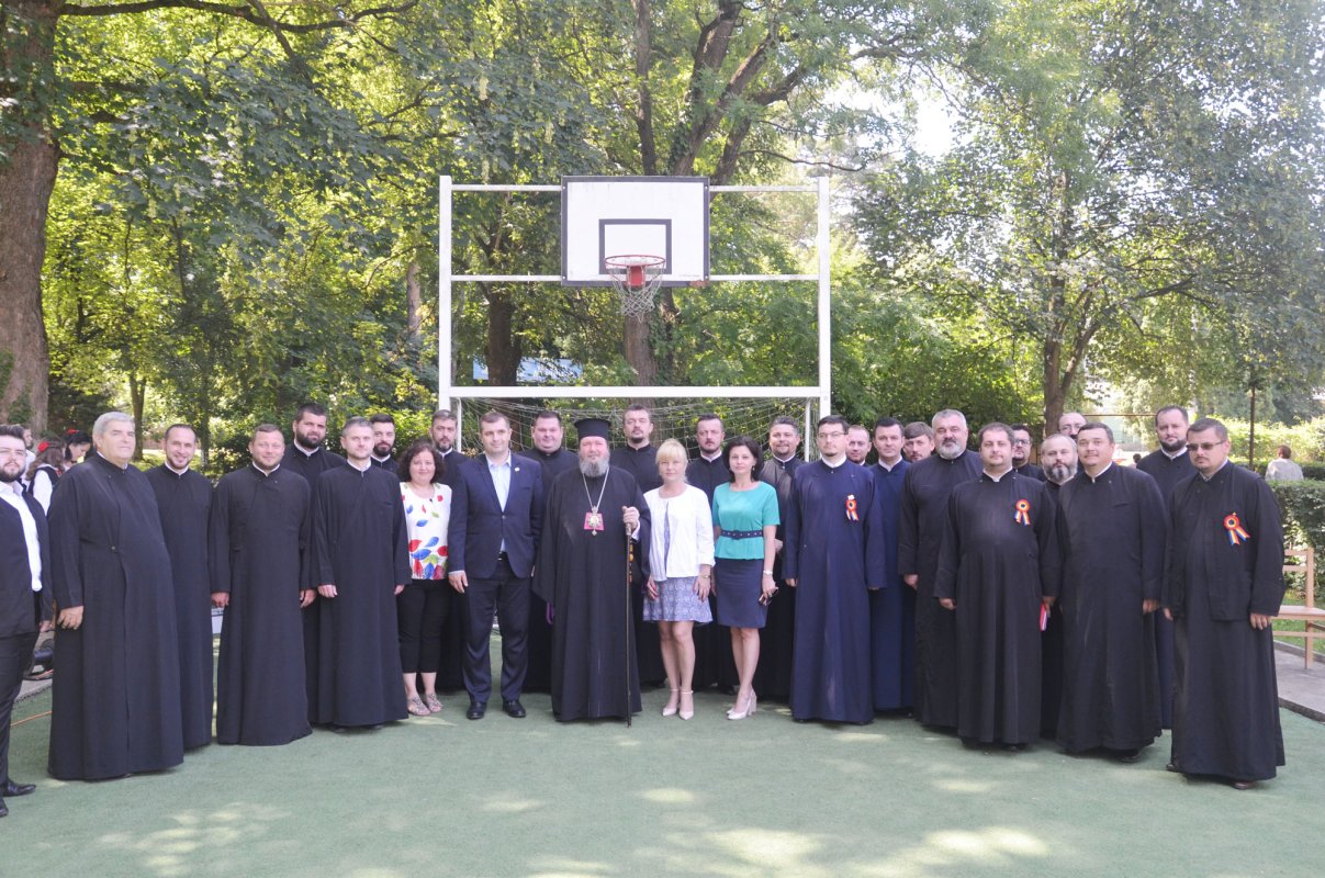 PS Episcop Sofronie în vizită la copiii de la Spitalul de recuperare 17045