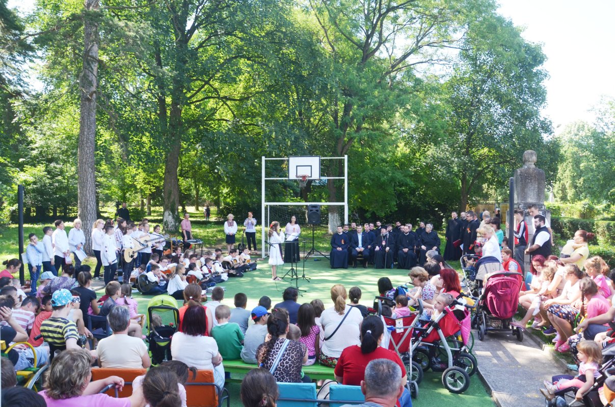 PS Episcop Sofronie în vizită la copiii de la Spitalul de recuperare 17046