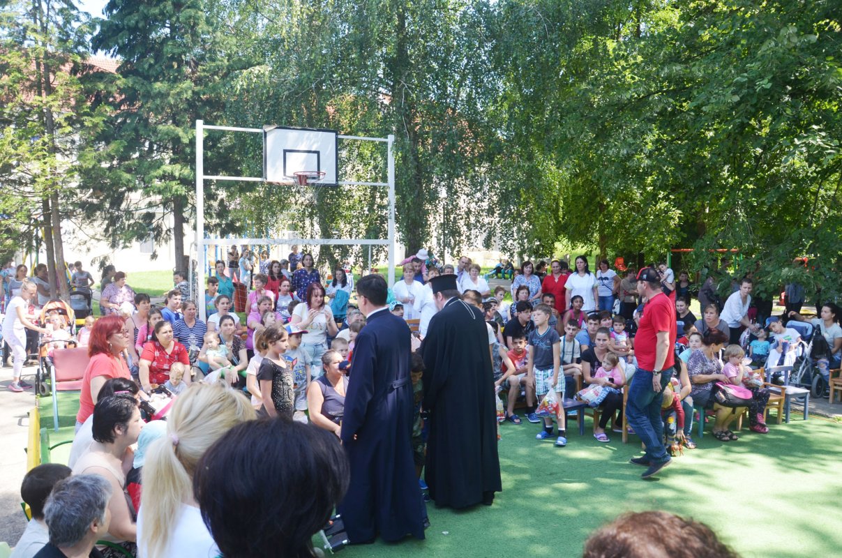 PS Episcop Sofronie în vizită la copiii de la Spitalul de recuperare 17047