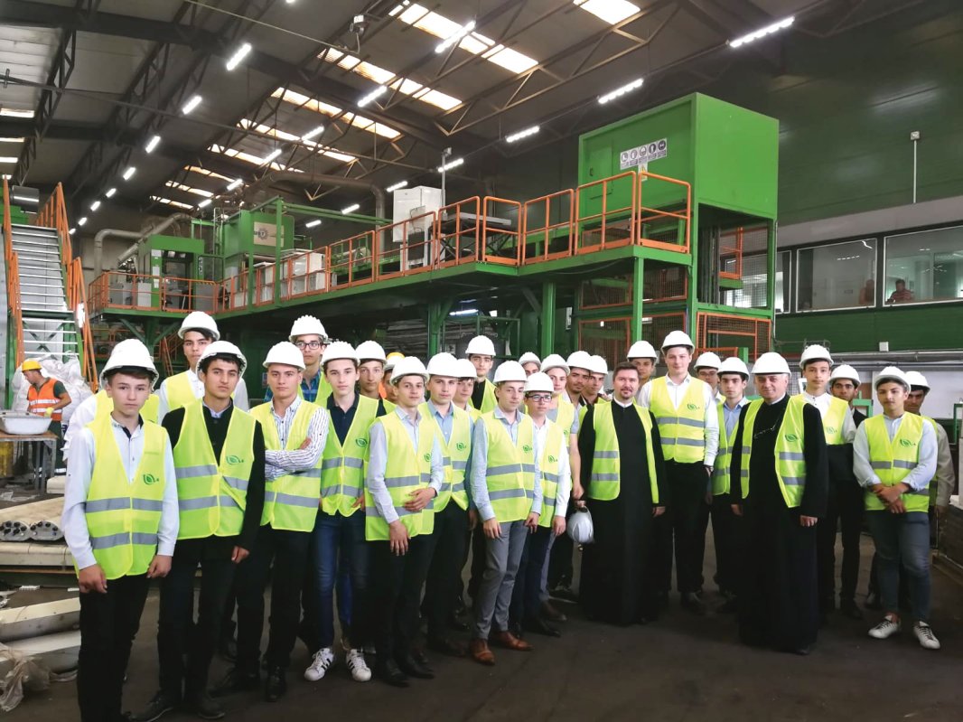 Seminariști buzoieni în vizită la fabrici de reciclare 17087