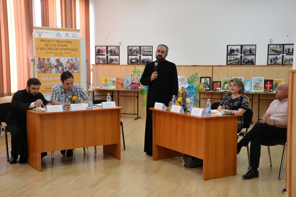 Simpozion la Şcoala Specială „Constantin Păunescu“ din Iaşi 17034