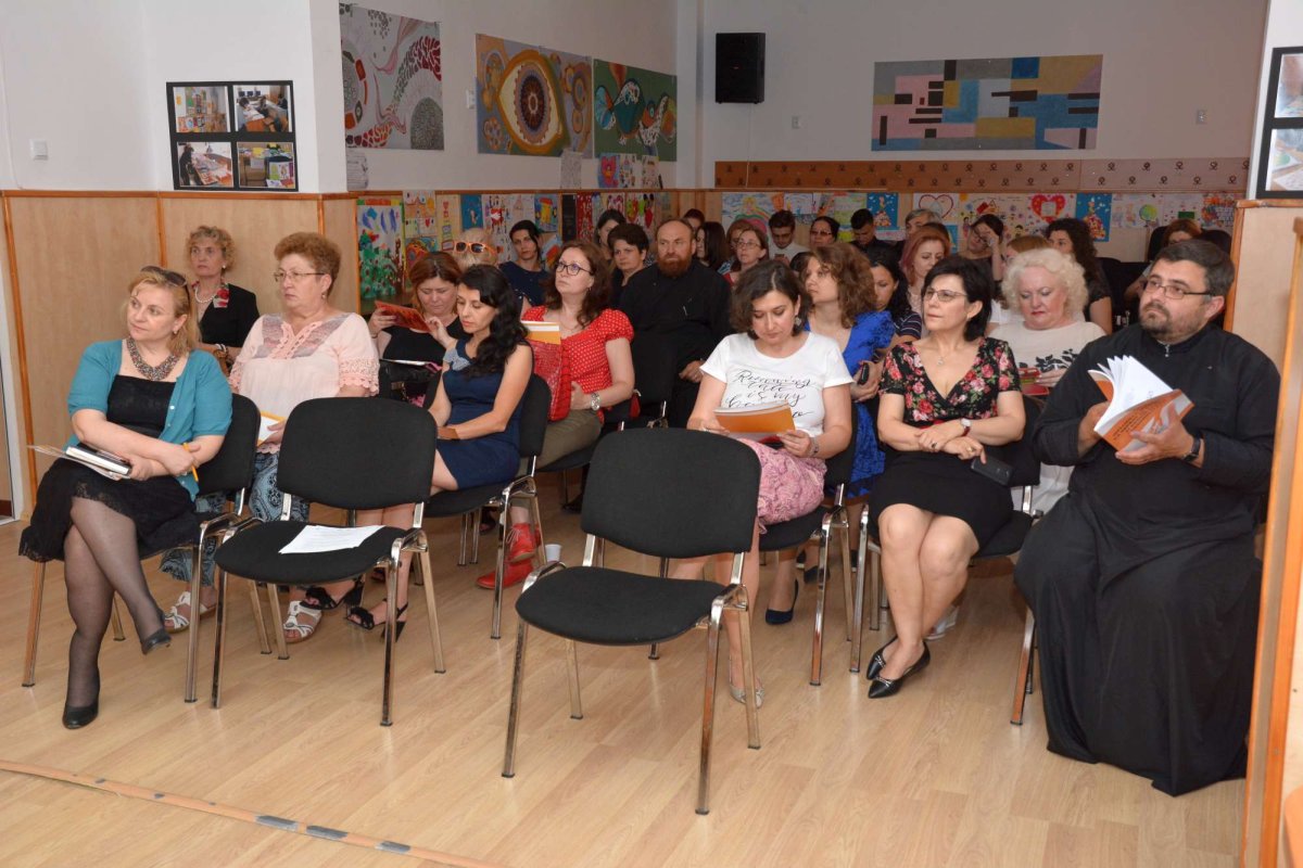 Simpozion la Şcoala Specială „Constantin Păunescu“ din Iaşi 17036