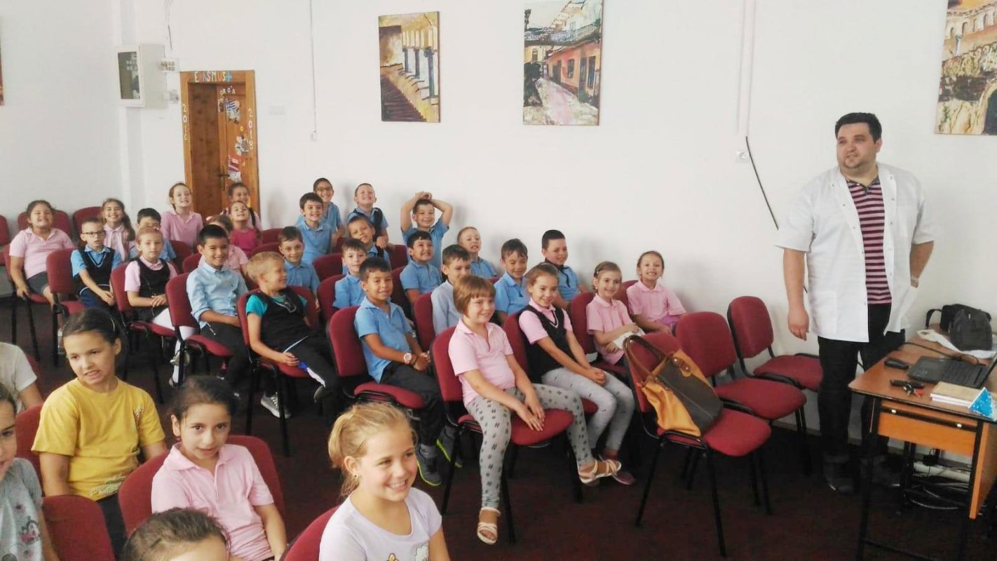 Lecţie despre beneficiile laptelui, la Liceul Ortodox orădean 16922